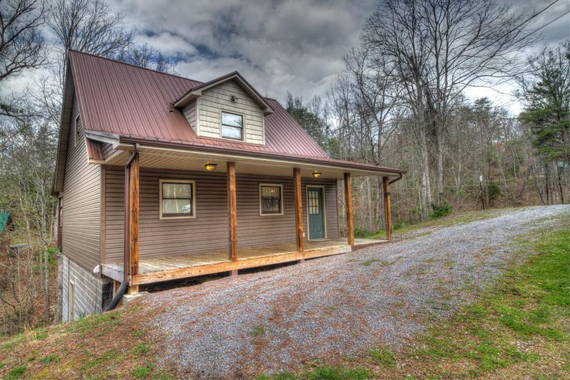 2912 Pine Haven Dr, Pigeon Forge, TN 37862