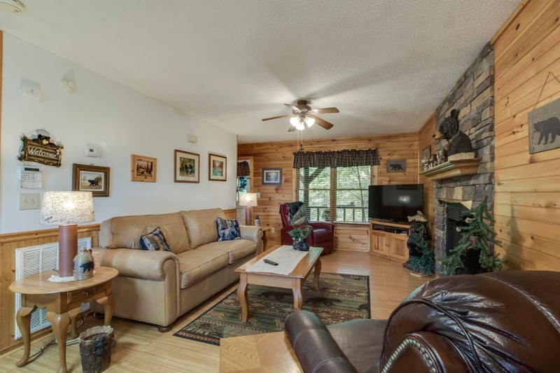 2913 Pine Haven Dr, Sevierville, TN 37862