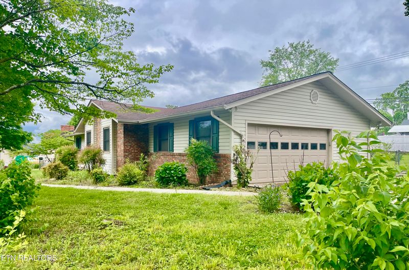 2915 Broadmeade Dr, Powell, TN 37849