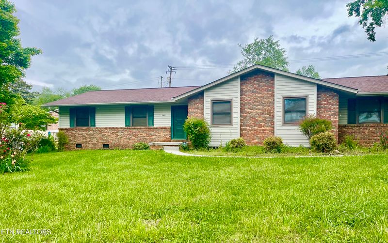 2915 Broadmeade Dr, Powell, TN 37849