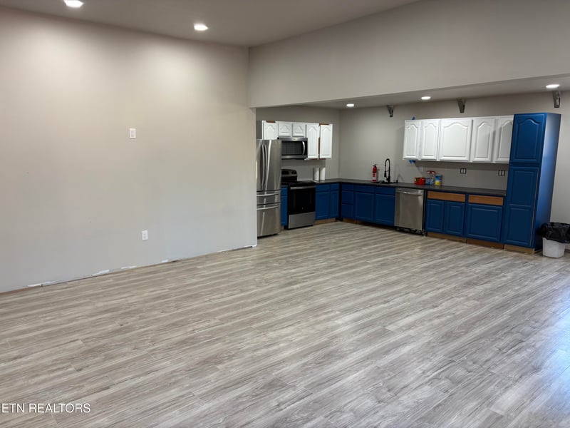 2916 Samples Rd, Louisville, TN 37777