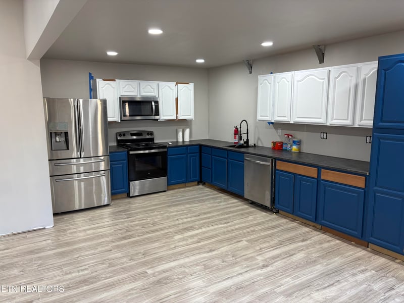 2916 Samples Rd, Louisville, TN 37777