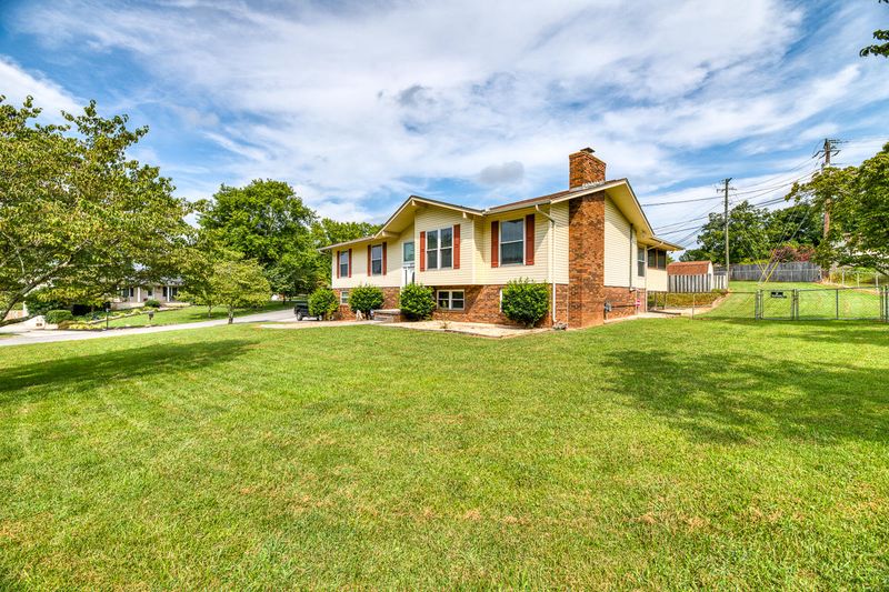 2919 Broadmeade Dr, Powell, TN 37849