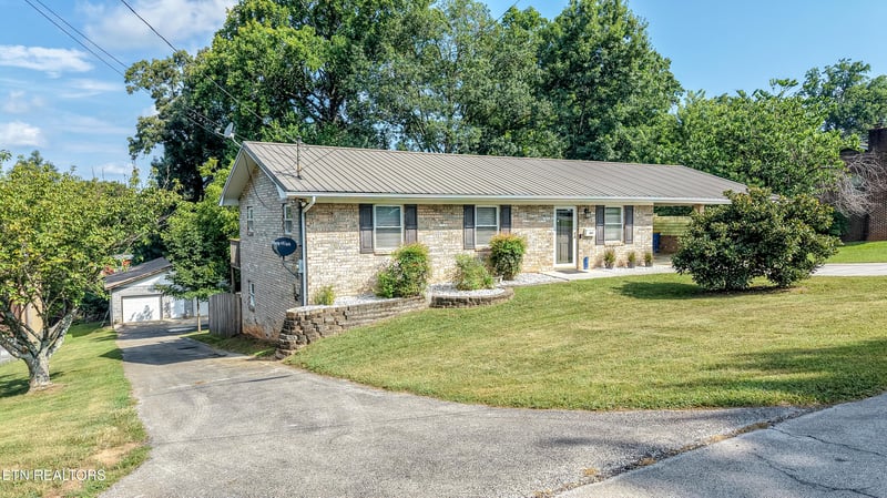 2919 W Woodbine Dr, Maryville, TN 37803