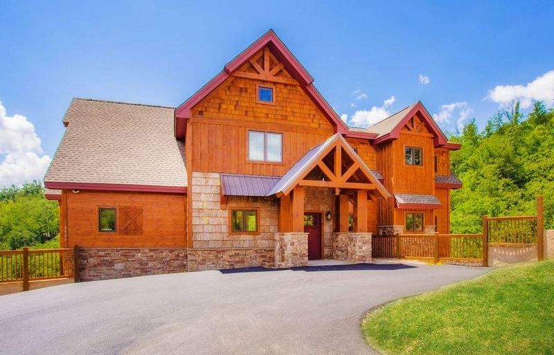 2920 Misty Bluff Tr, Sevierville, TN 37862