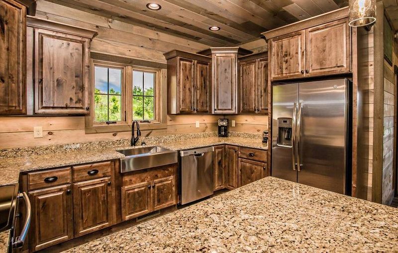 2920 Misty Bluff Tr, Sevierville, TN 37862
