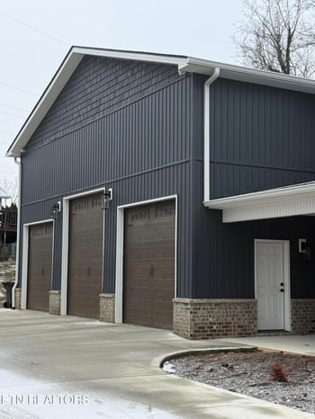 2922 Samples Rd, Louisville, TN 37777
