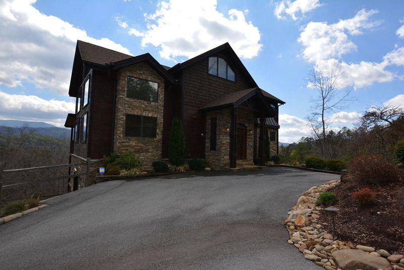 2931 Summit Trails Dr, Sevierville, TN 37862