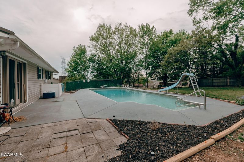 2933 Big Bend Dr, Maryville, TN 37803