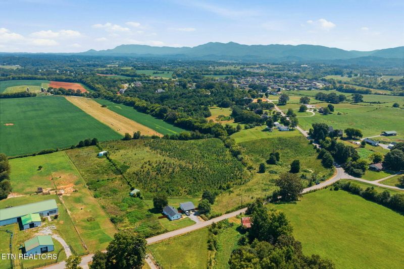 2933 Davis Ford Rd, Maryville, TN 37804