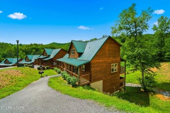 2933 Fiddlers Creek Way, Pigeon Forge, TN 37863