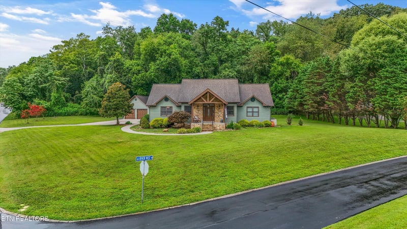 2939 Deep River Dr, Sevierville, TN 37876