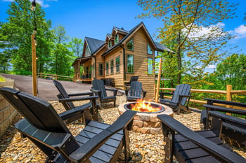 2939 Lightning Strike Dr, Sevierville, TN 37862