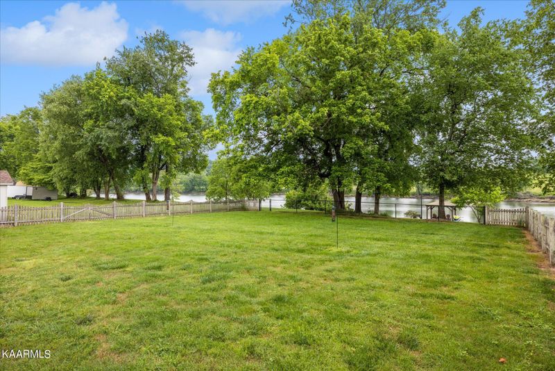 2940 Deep River Dr, Sevierville, TN 37876