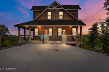 2943 Lightning Strike Dr, Sevierville, TN 37862
