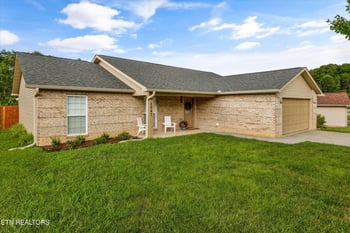 2947 Country Meadows Ln, Maryville, TN 37803