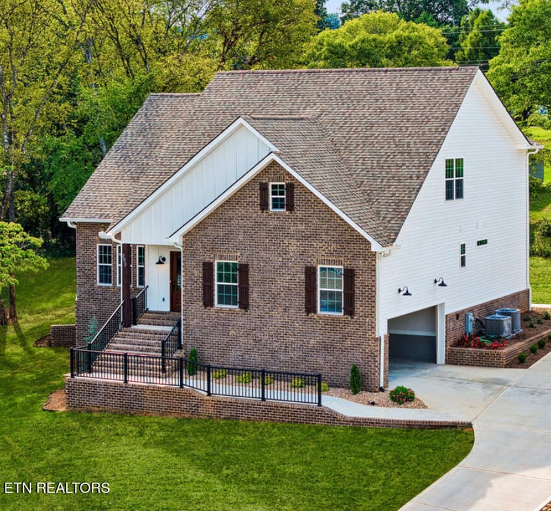 295 Caulderwood Ln, Lenoir City, TN 37771