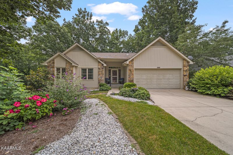 295 Kingsdown Dr, Crossville, TN 38558