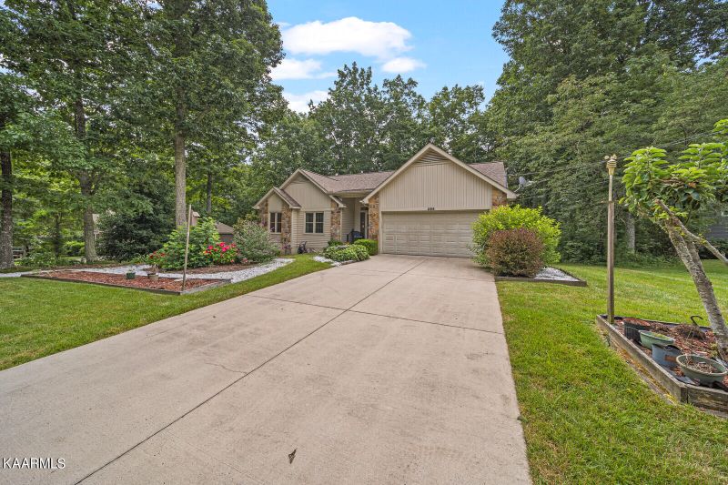 295 Kingsdown Dr, Crossville, TN 38558
