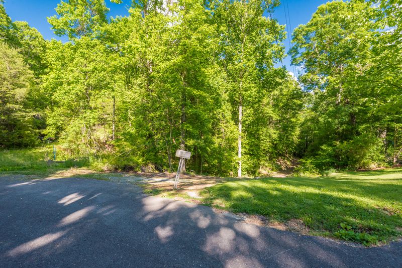 296 Skyline Ln, Powell, TN 37849