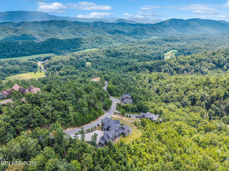 2975 Summit Trails Dr, Sevierville, TN 37862