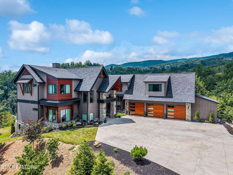2975 Summit Trails Dr, Sevierville, TN 37862