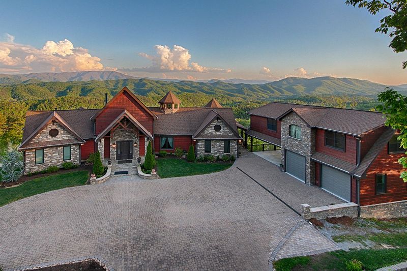 2978 Summit Trails Dr, Sevierville, TN 37862