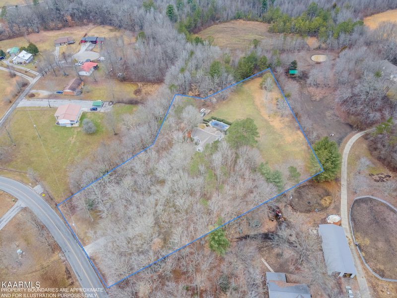 298 Petit Ln, Wartburg, TN 37887