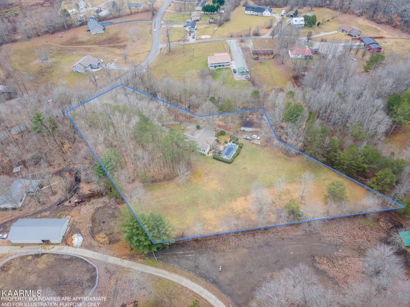 298 Petit Ln, Wartburg, TN 37887