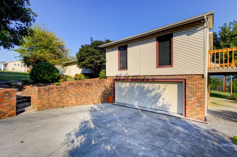 299 Thelma Cir, Jacksboro, TN 37757