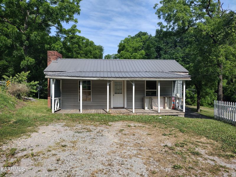 3 Deer Lodge Hwy, Sunbright, TN 37872