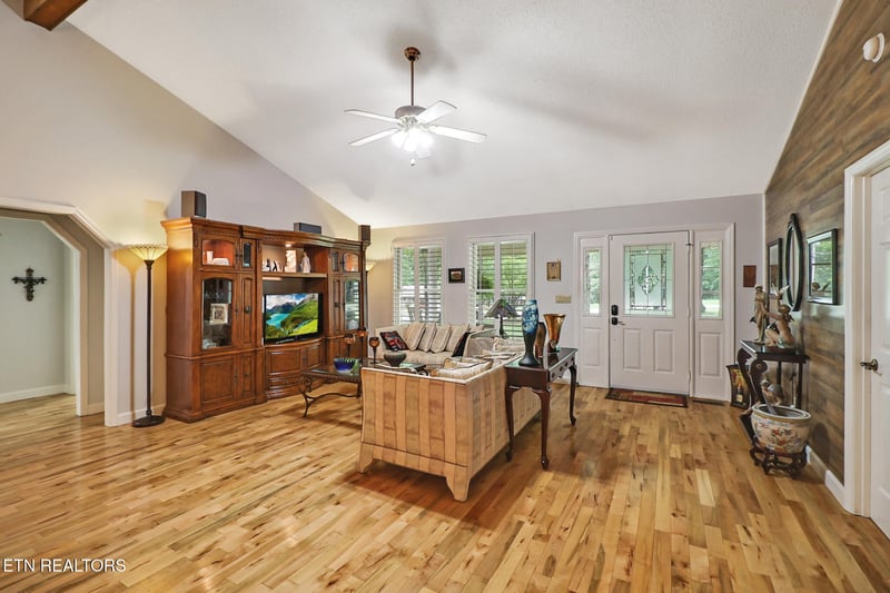 30 Laurel Cir, Crossville, TN 38555