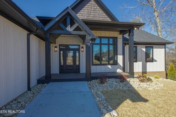 300 Bluff Trace Dr, Jacksboro, TN 37757