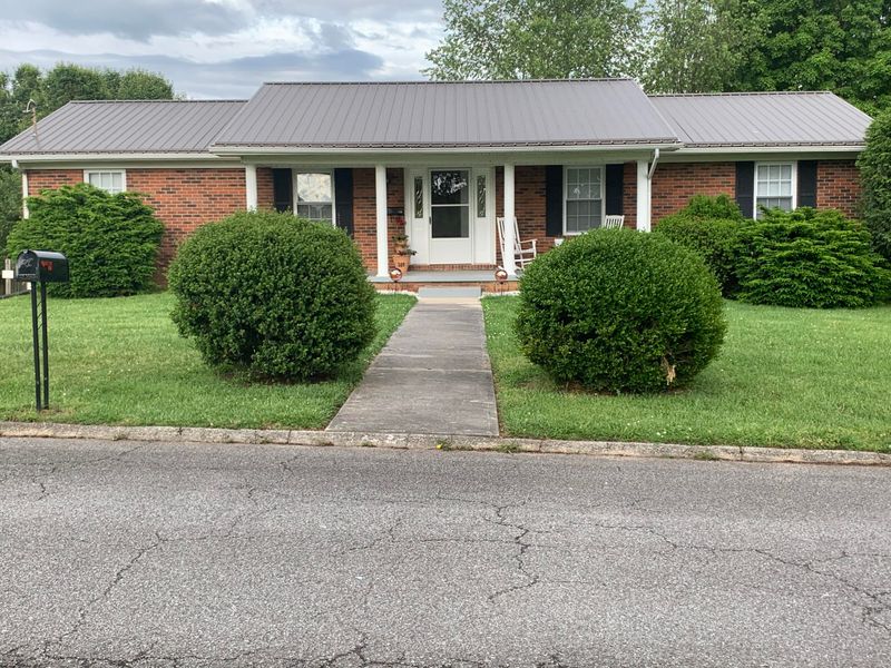 300 E Donaldson Dr, Morristown, TN 37814