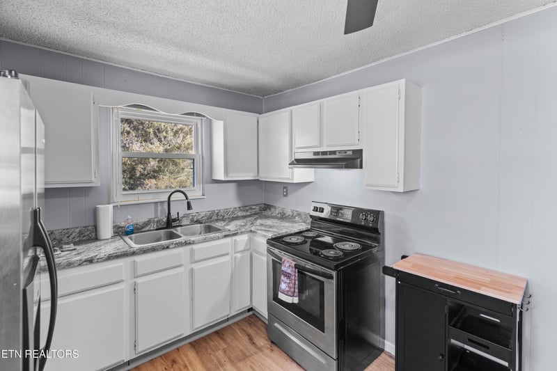 300 Glade Cir, Bean Station, TN 37708