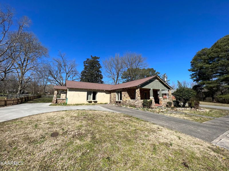 300 Indiana Ave, Etowah, TN 37331