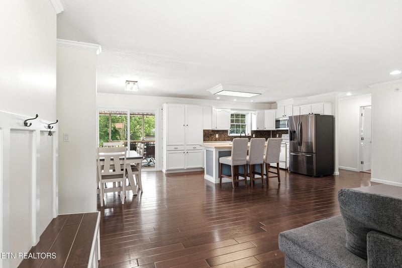 300 Lindner Ln, Lenoir City, TN 37772