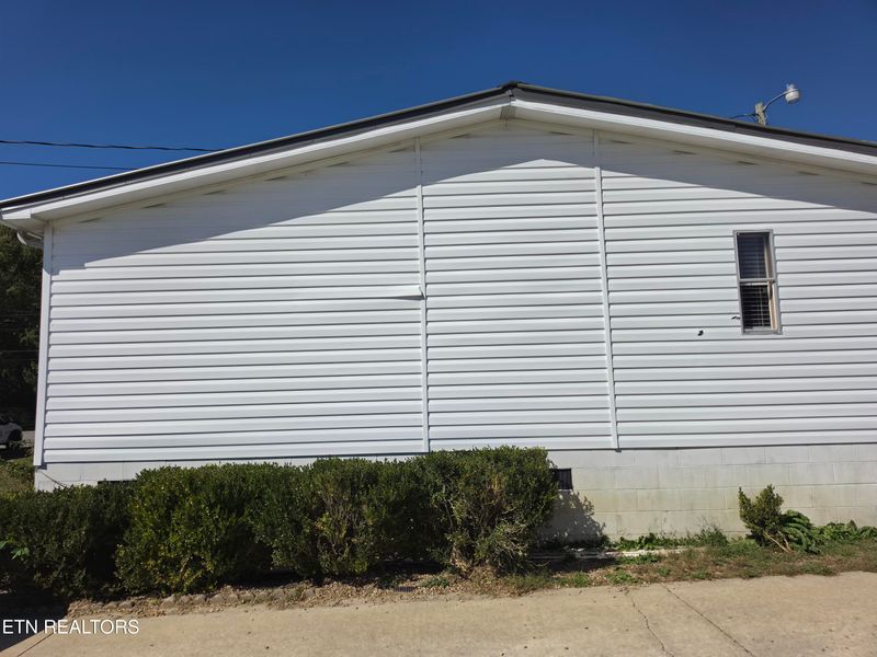 300 Shirley Ln, Oneida, TN 37841