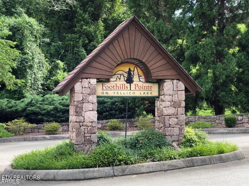300 Southshore Dr, Greenback, TN 37742