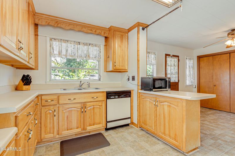 300 W Fernhill Rd, Oak Ridge, TN 37830