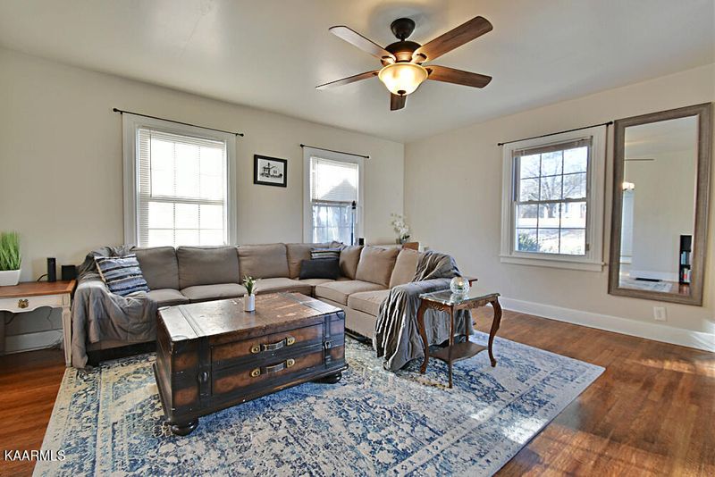 3006 Valley View Dr, Knoxville, TN 37917