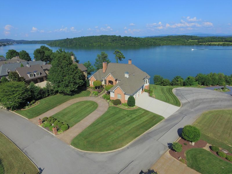 301 Rock Point Dr, Vonore, TN 37885