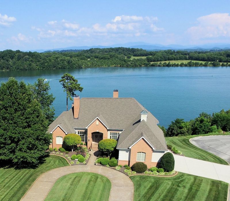 301 Rock Point Dr, Vonore, TN 37885
