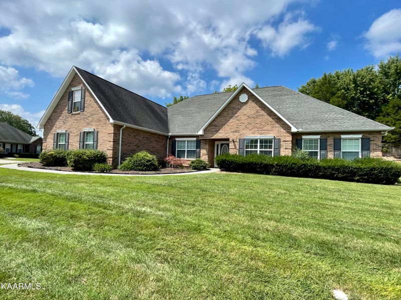 301 Stonebreeze Dr, Powell, TN 37849
