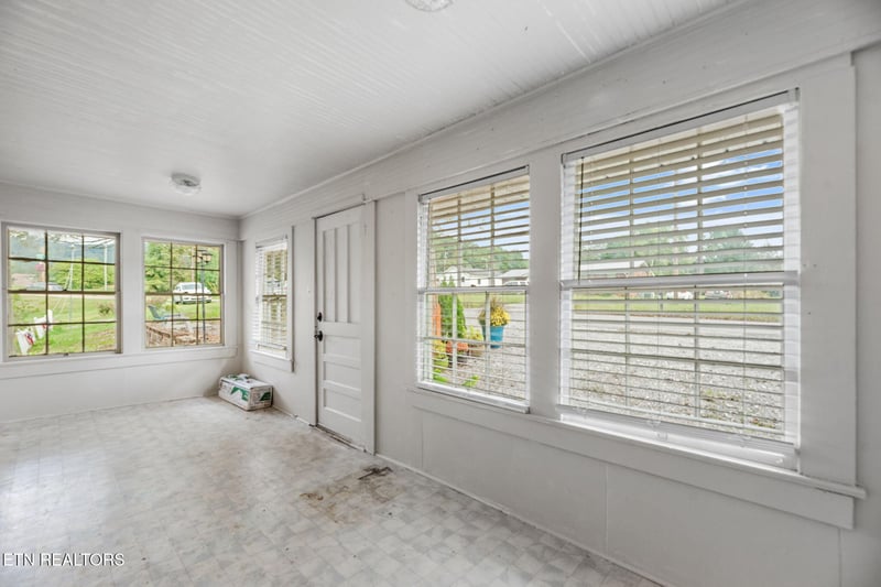 3017 Roseberry Rd, Mascot, TN 37806