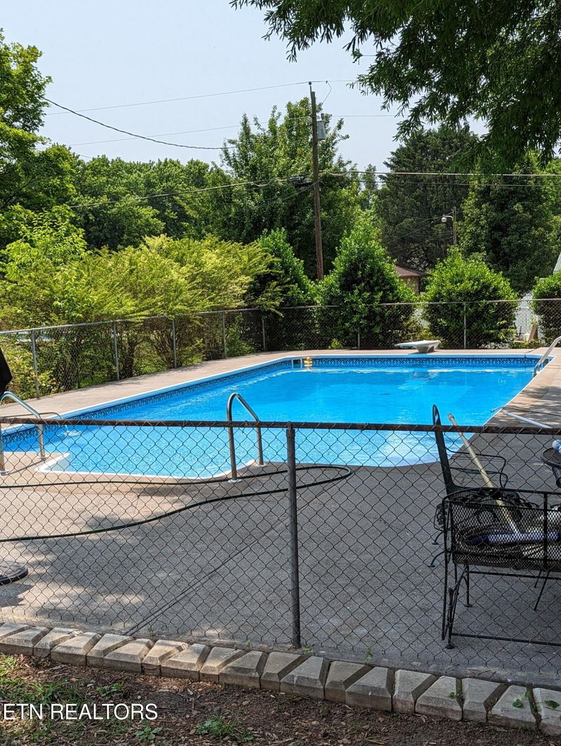 302 Jackson Hills Dr, Maryville, TN 37804