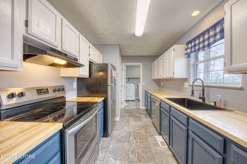 302 Pheasant Ln, Clinton, TN 37716