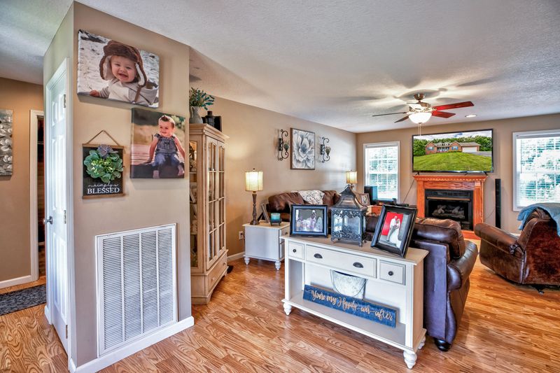302 Rolling Hills Ln, Jacksboro, TN 37757
