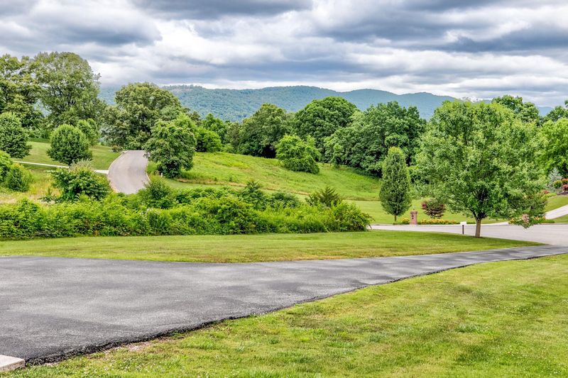 302 Rolling Hills Ln, Jacksboro, TN 37757