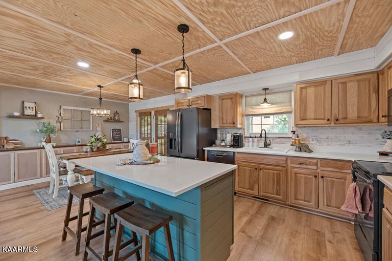 302 Sanford Ave, Clinton, TN 37716